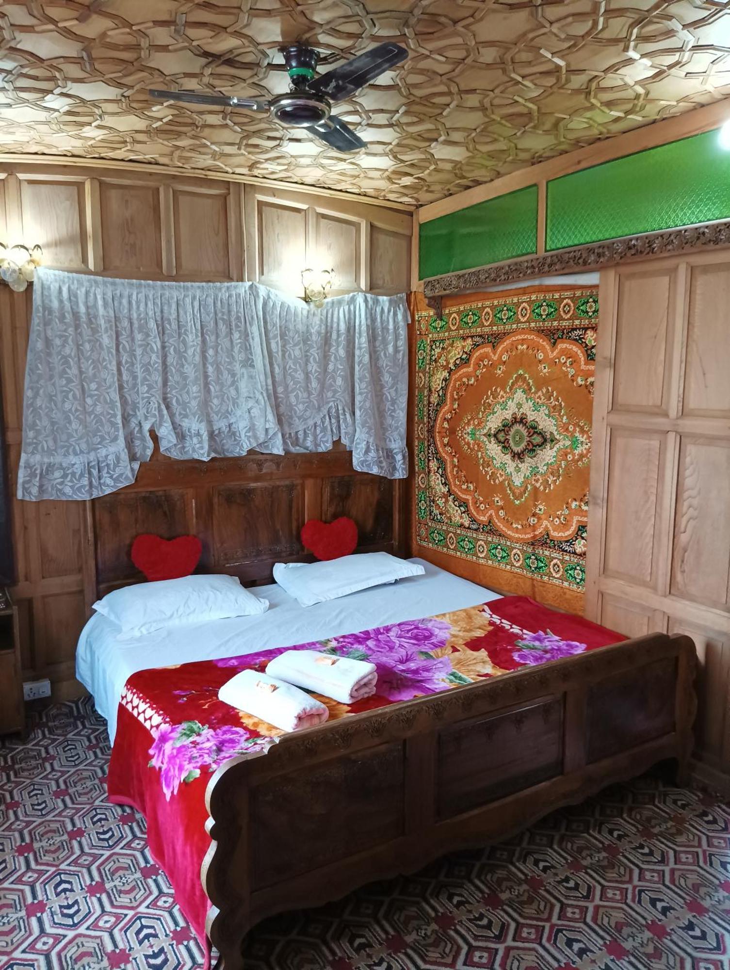 New Minar Group Of Houseboats Hotel Srīnagar Buitenkant foto